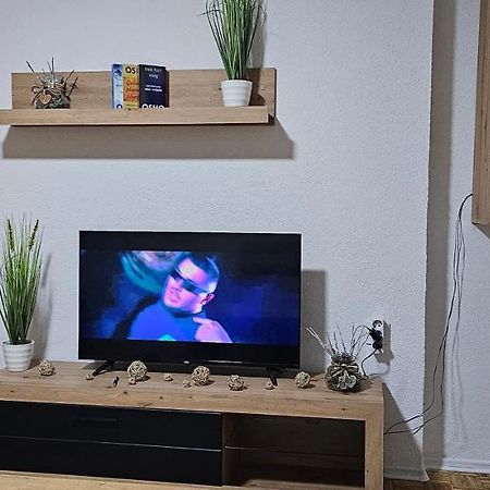 Stan Na Dan Kozarska Dubica Apartamento Bosanska Dubica Exterior foto
