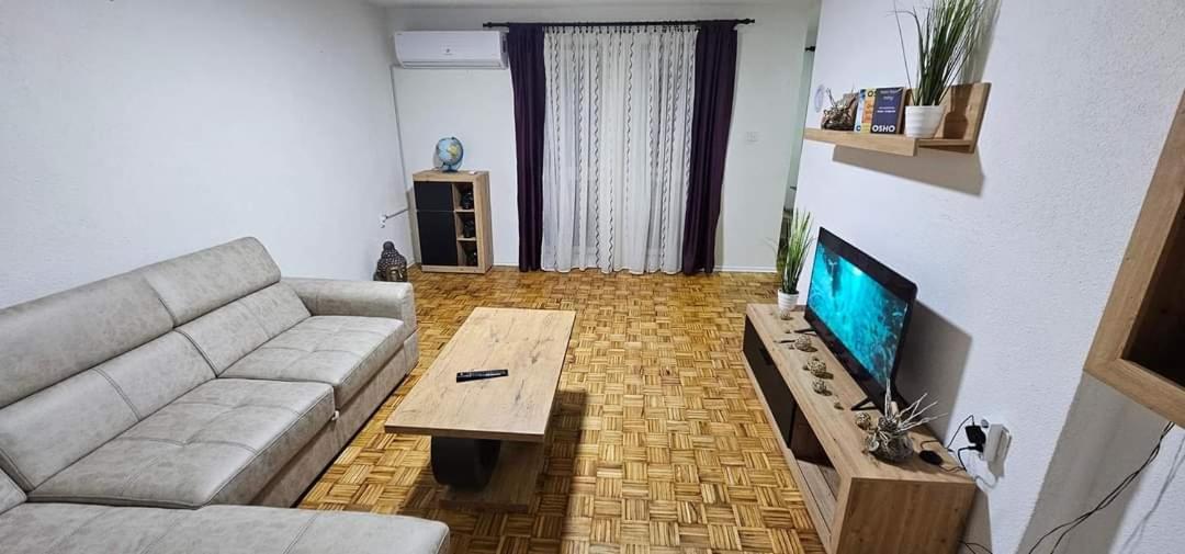 Stan Na Dan Kozarska Dubica Apartamento Bosanska Dubica Exterior foto
