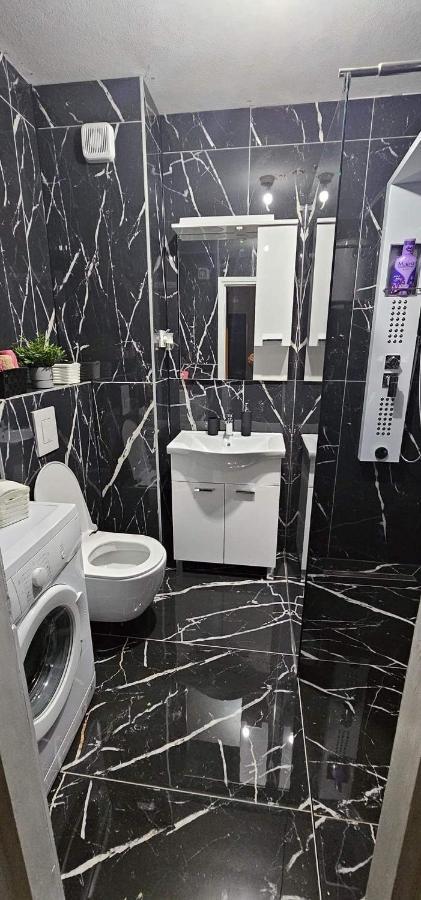 Stan Na Dan Kozarska Dubica Apartamento Bosanska Dubica Exterior foto