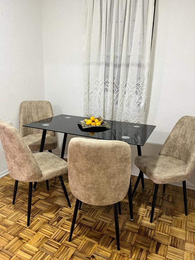Stan Na Dan Kozarska Dubica Apartamento Bosanska Dubica Exterior foto