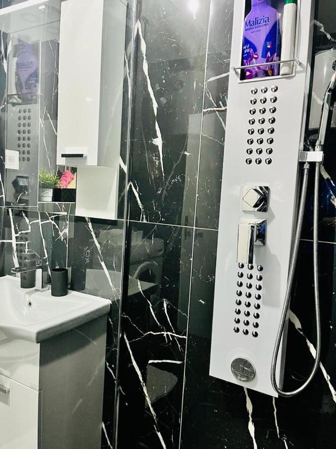 Stan Na Dan Kozarska Dubica Apartamento Bosanska Dubica Exterior foto