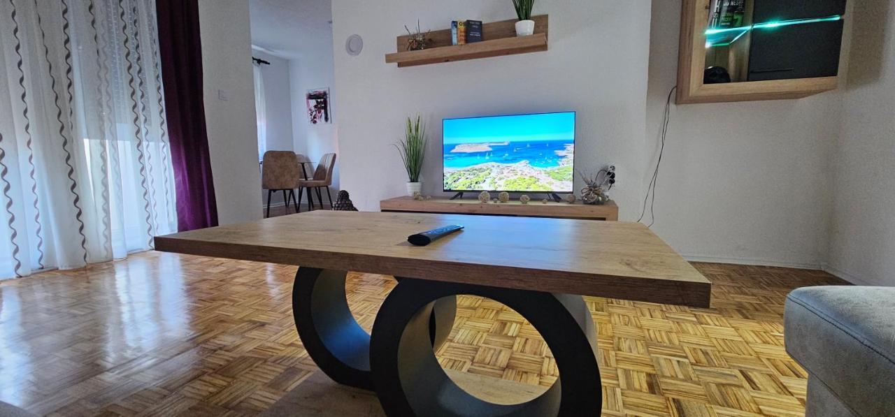 Stan Na Dan Kozarska Dubica Apartamento Bosanska Dubica Exterior foto