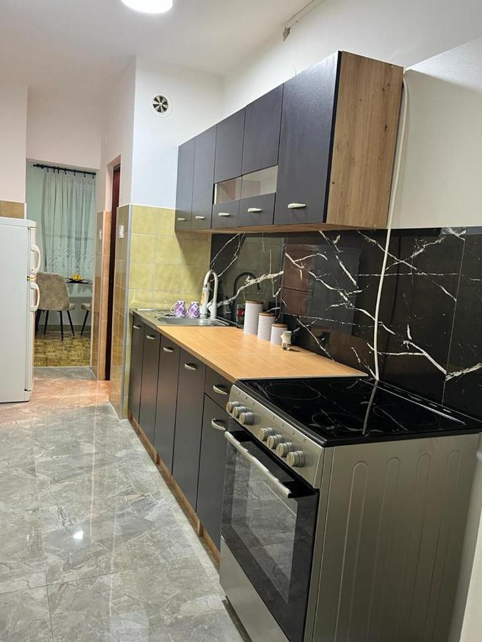 Stan Na Dan Kozarska Dubica Apartamento Bosanska Dubica Exterior foto