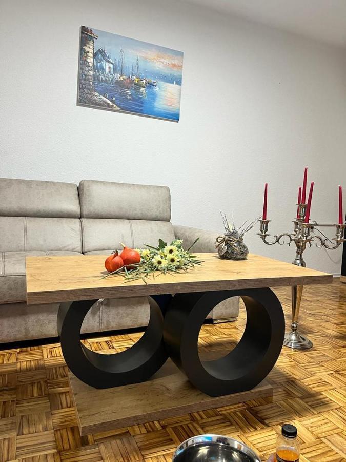 Stan Na Dan Kozarska Dubica Apartamento Bosanska Dubica Exterior foto