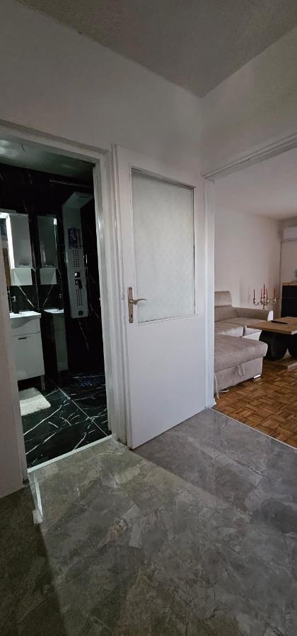 Stan Na Dan Kozarska Dubica Apartamento Bosanska Dubica Exterior foto