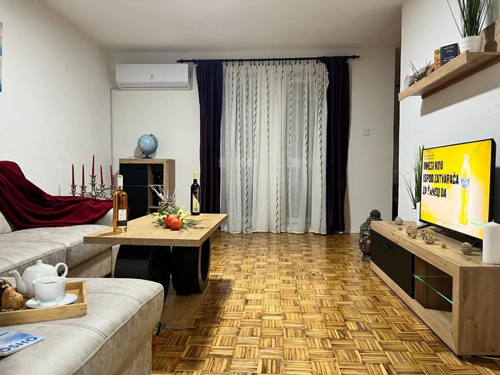 Stan Na Dan Kozarska Dubica Apartamento Bosanska Dubica Exterior foto